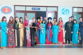 Ngắm sinh viên nước ngoài duyên dáng trong tà áo dài Việt Nam