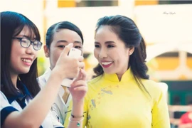 Cô hiệu trưởng phụ học trò bán bao lì xì gây quỹ