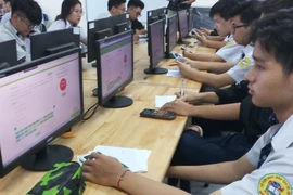 Học trò thích thú làm bài thi trực tuyến