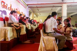 Tranh cãi chuyện học sinh quỳ gối tri ân cha mẹ