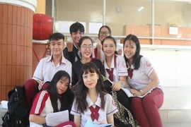Thí sinh tại điểm thi THPT Đào Sơn Tây tự tin trước giờ thi tổ hợp môn cuối cùng của kì thi THPT Quốc gia. Ảnh: THỦY TRÚC