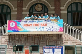 Học sinh Trần Đại Nghĩa rực rỡ sắc màu 'Ngày thứ sáu vui vẻ'