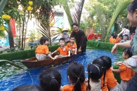 Cho trẻ bắt cá, chèo xuồng, lùa vịt giữa sân trường