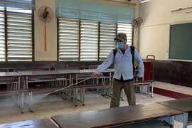 Trường THPT Trưng Vương, quận 1 phun thuốc sát khuẩn trước khi đón học sinh nhập học trở lại