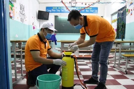 Trường học tổng vệ sinh, sát khuẩn trước khi đón học sinh đi học trở lại