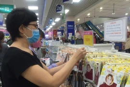 Người dân mua khẩu trang vải tại các hệ thống siêu thị trên địa bàn