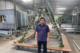 Một doanh nghiệp tặng 20 bộ khung hỗ trợ chống đỡ cây xanh