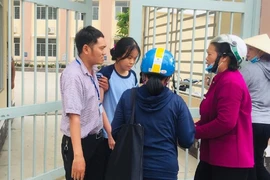 Một thí sinh ngất xỉu tại phòng thi tuyển sinh 10