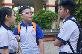 Thí sinh tham dự kỳ thi tuyển sinh vào lớp 10 tại điểm thi trường THPT Lương Thế Vinh,quận 1. Ảnh: NQ
