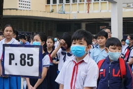 Thí sinh tham dự bài khảo sát năng lực bằng tiếng Anh vào lớp 6 trường THPT chuyên Trần Đại Nghĩa. Ảnh: NQ