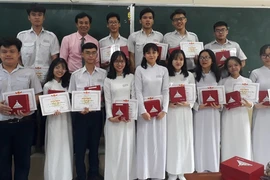 Thầy Trần Văn Hướng, Tổ trưởng chuyên môn Lịch sử, trường THPT Nguyễn Hữu Huân cùng các học trò của mình. Ảnh: NVCC