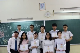 Thầy Lê Tấn Hạu, Tổ trưởng chuyên môn môn Vật lý, trường THPT Nguyễn Hữu Huân, quận Thủ Đức cùng các học trò của mình. Ảnh: NVCC
