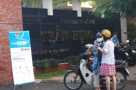 Tại điểm thi Trường THPT Trần Hưng Đạo, Gò Vấp, trong khi tất cả thí sinh đã lên phòng thi thì thí sinh này mới đến điểm thi. Ảnh: NQ