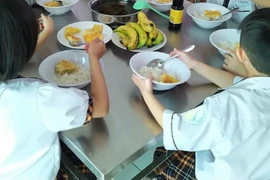 Phụ huynh bức xúc về bữa ăn bán trú, hiệu trưởng nói gì?