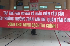 Hiệu trưởng trường Trần Văn Ơn tiếp tục bị đình chỉ công tác