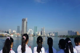  Học sinh đi tàu cao tốc ngắm Sài Gòn, thi Văn hay chữ tốt