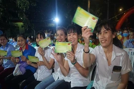 'Con không cần quà, chỉ cần mẹ thôi, mẹ về với con đi' 