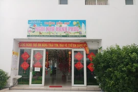 Vô tình xô bạn té, bé trai 5 tuổi bị bêu xấu, buộc chuyển lớp
