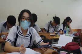 TP.HCM: Học sinh lớp 9, 12 tiếp tục đến trường ôn thi