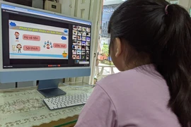 Lớp học quá đông, trò tiểu học bị 'out' liên tục trong ngày đầu online