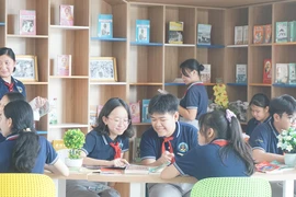Học sinh thích thú với 'Không gian văn hóa Hồ Chí Minh' và thư viện thông minh 