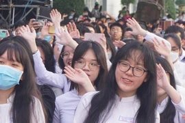 Học sinh TP.HCM nghỉ Tết 9 ngày, phụ huynh người đồng tình người than ít