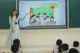 Giáo viên TP.HCM nhận quà tết Nguyên đán 1,8 triệu đồng