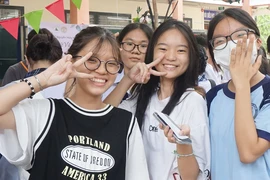 Hơn 1.500 phụ huynh, HS lớp 9 khám phá Trường Nguyễn Hữu Huân