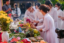 Học sinh tự tay sắm và dâng lễ vật tưởng nhớ các vua Hùng 