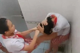 Học sinh nữ đánh nhau trong nhà vệ sinh của trường