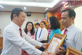 Trao Huân chương lao động hạng nhì cho Văn phòng Sở GD&ĐT TP.HCM