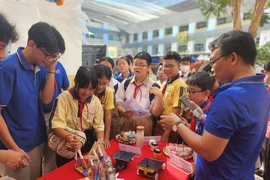  Gần 800 học sinh hào hứng tham gia ngày hội giáo dục STEM