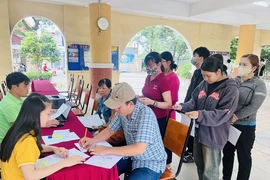 Phụ huynh TP.HCM đổ xô nộp hồ sơ tuyển bổ sung lớp 10