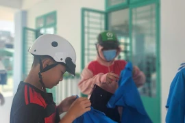Nghiêm cấm trường học ép buộc học sinh mua đồng phục