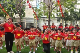 Sân trường rực sắc cờ đỏ sao vàng mừng đại lễ 30-4