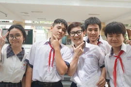 Thi vào lớp 10: Thí sinh cười rạng rỡ bước vào bài thi môn tiếng Anh