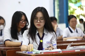 Phổ điểm thi tốt nghiệp THPT: Môn Văn không có điểm 10, ‘mưa’ điểm 10 ở môn Địa lý