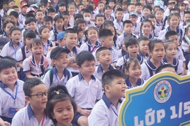 Học sinh lớp 1 khóc, cười trong ngày tựu trường