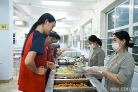 Nhiều trường ở Hà Nội cho học sinh ở lại qua đêm vì mưa bão