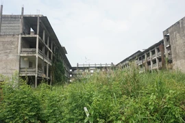 Trường xây nửa chừng rồi để đó, học sinh thiếu chỗ phải học 3 ca