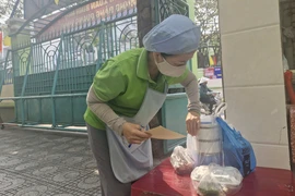 Vụ nghi thịt hết hạn: Hiệu trưởng 'rụng rời tay chân', phụ huynh đưa cơm trưa cho con