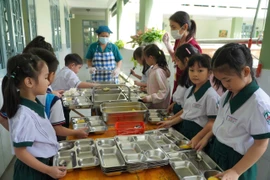 'Tuyệt chiêu' giám sát bữa ăn bán trú: Trường dùng 2 đơn vị cung cấp