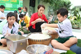 Học sinh TP.HCM gói bánh chưng, vẽ túi canvas gây quỹ lo Tết cho các bạn nghèo