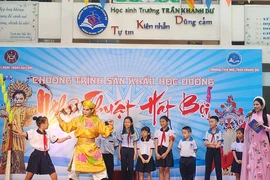 Học sinh tiểu học thử tài chèo thuyền, cưỡi ngựa cùng nghệ sĩ hát bội