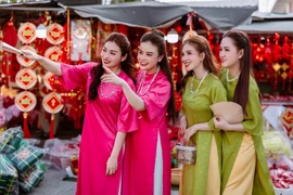 Mặc áo dài dịp Tết: '90 tuổi tôi vẫn chọn áo dài'