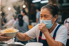 Người bị bệnh lao phổi đeo khẩu trang đứng bán thức ăn được không?