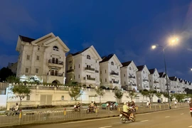 Chồng nước ngoài, vợ Việt Nam muốn đứng tên chung khi mua nhà phải làm sao?