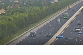 Ô tô con dừng xe giữa cao tốc, suýt bị xe buýt tông