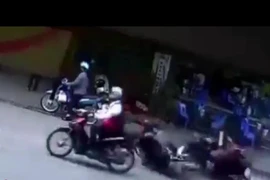 Lời cảnh tỉnh khi dừng xe giữa đường để nghe điện thoại