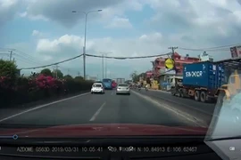 Suýt mất mạng vì ngã người qua con lươn trên quốc lộ